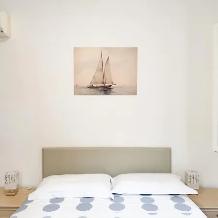 Intera Casa, 100 M Dal Mare, Grande Giardino *